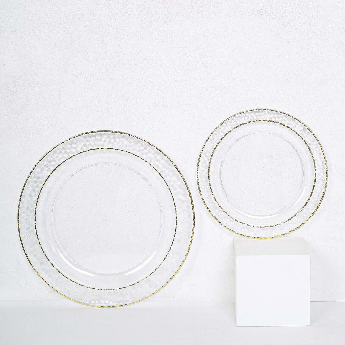 10-Pack Plastic 7.5" Round Appetizer Plates in Clear Hammered Design with Gold Rim - Disposable Salad Plates for Chic Banquets & Special Occasions