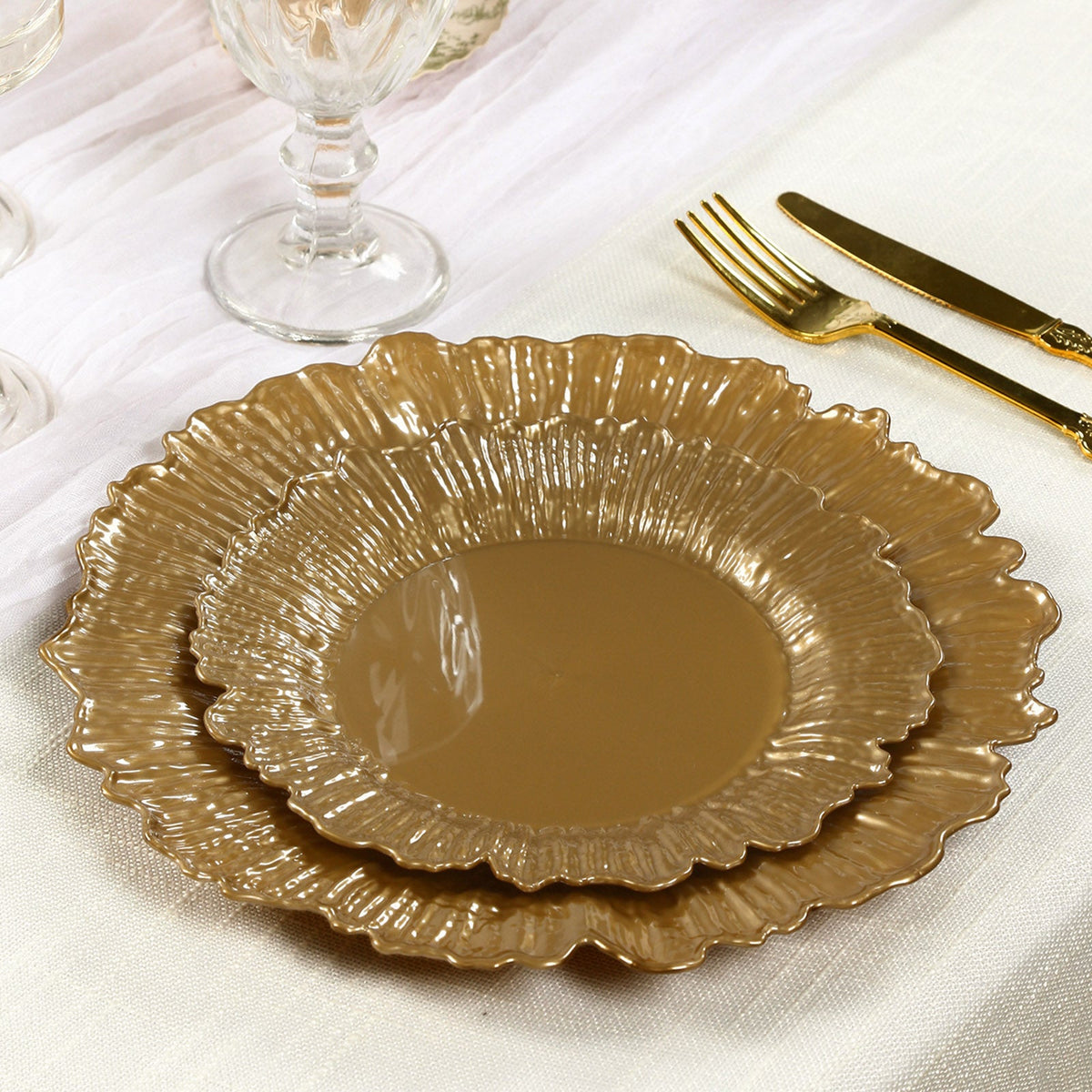 20-Pack 7" Plastic Dessert Plates – Gold Reef Design Appetizer Salad Party Plates – Elegant Disposable Tableware
